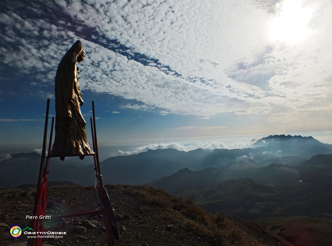 72 Madonnina e Resegone in controluce....JPG